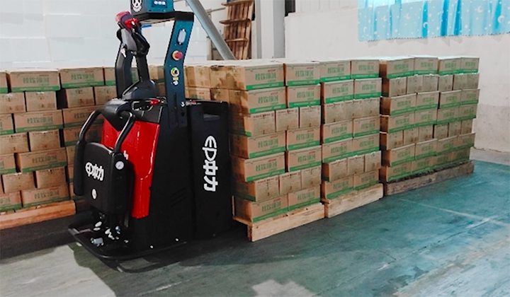 中力牌自动入库车运送桂饮绿洲豆奶